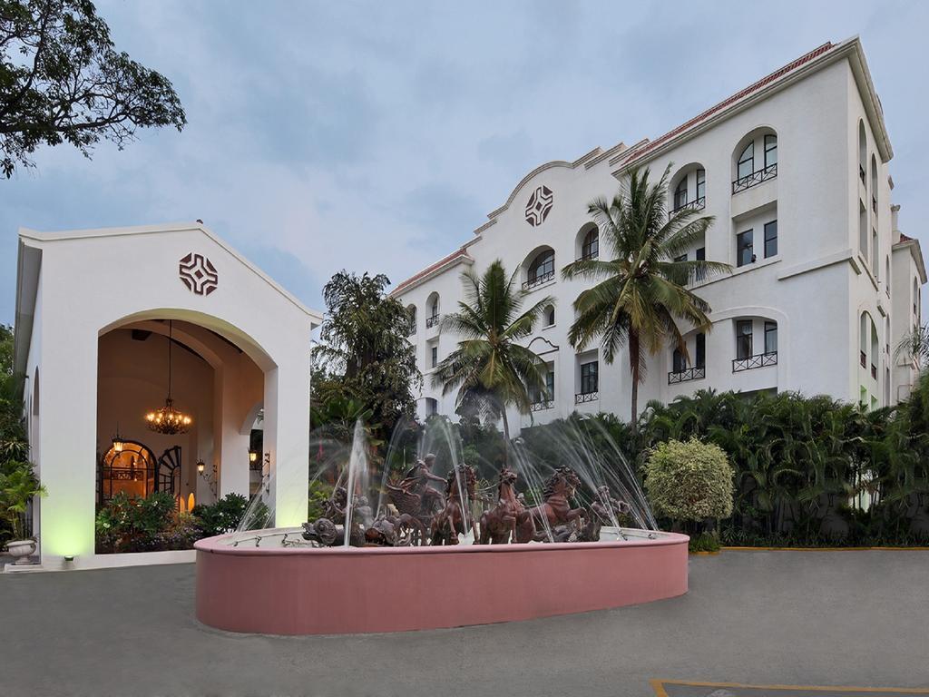 The Golden Palms Hotel & Spa Chik Bānavar Exterior foto