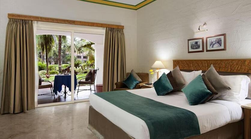 The Golden Palms Hotel & Spa Chik Bānavar Exterior foto